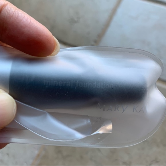 NEW Mary Kay Mineral Foundation Brush - Picture 2 of 2